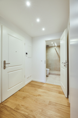 Flur - Blick ins Badezimmer - **2-Zimmerwohnung mit Einbauküche** Erstbezug nach hochwertiger Sanierung