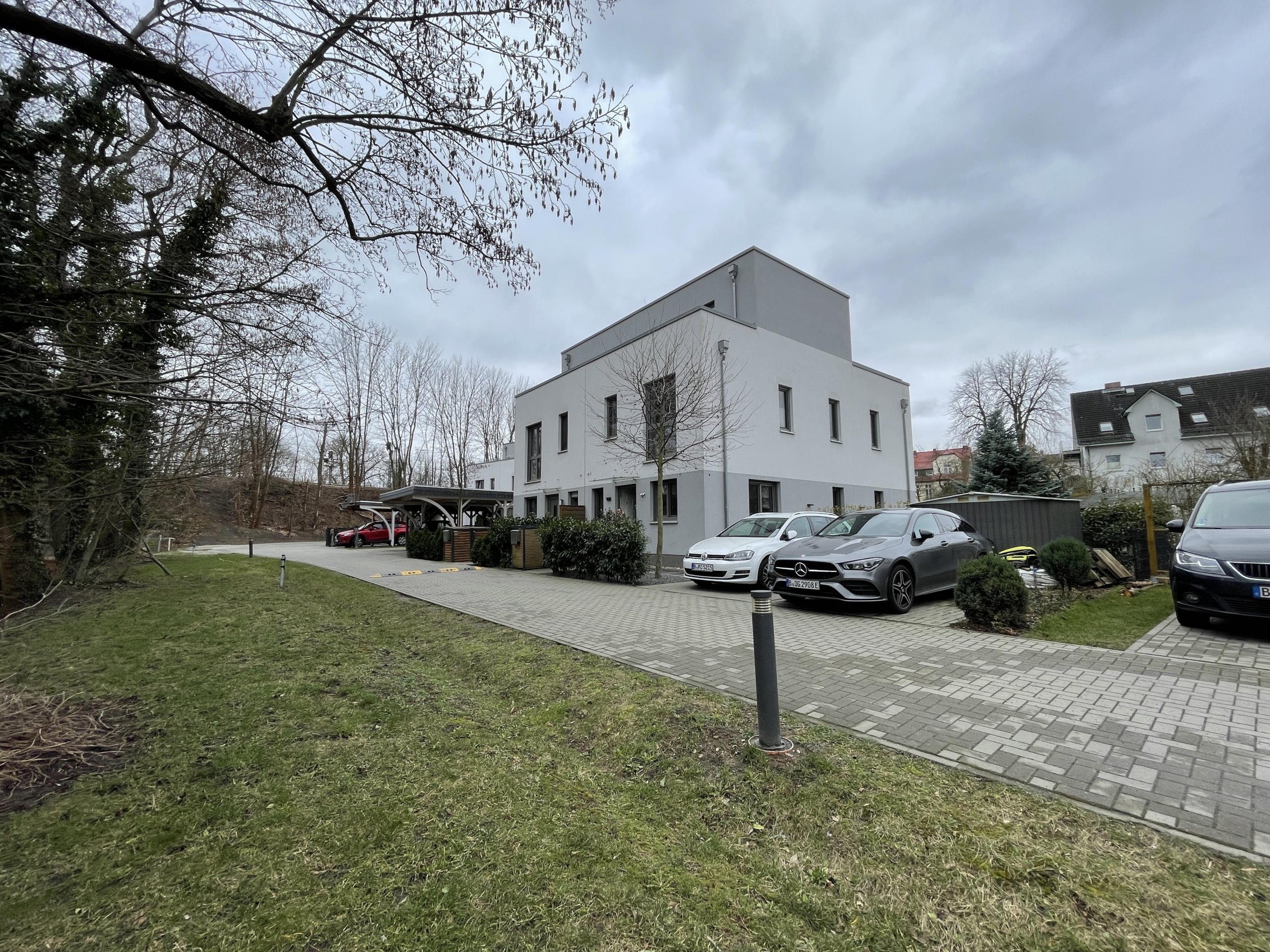 PKW-Stellplätze - *VERKAUFT*5-Zimmer Doppelhaushälfte mit 2-PKW Stellplätzen und idyllischem Garten