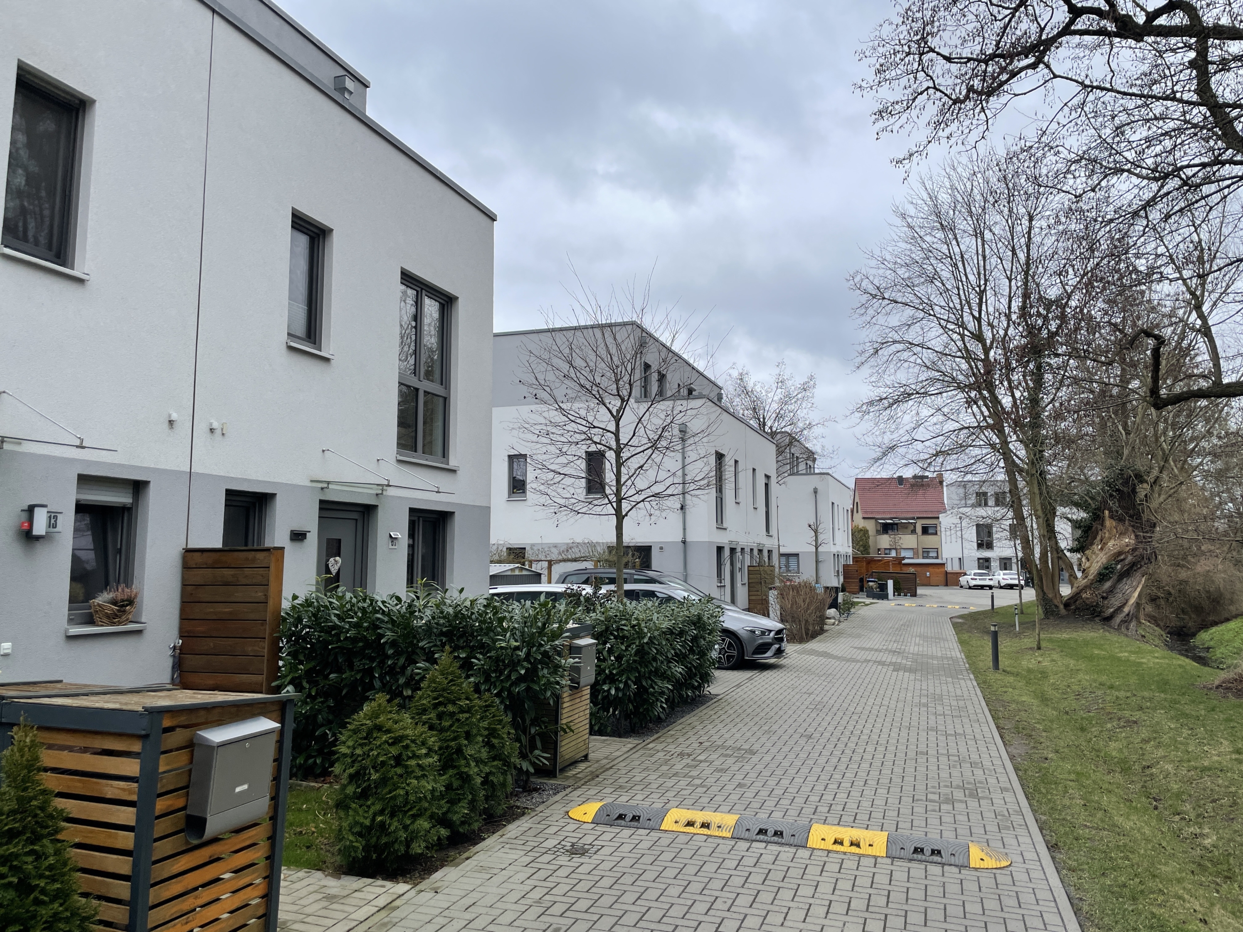 Blick in die Straße - *VERKAUFT*5-Zimmer Doppelhaushälfte mit 2-PKW Stellplätzen und idyllischem Garten
