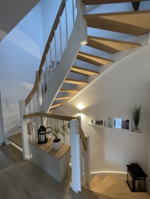 Treppe - *VERKAUFT*5-Zimmer Doppelhaushälfte mit 2-PKW Stellplätzen und idyllischem Garten
