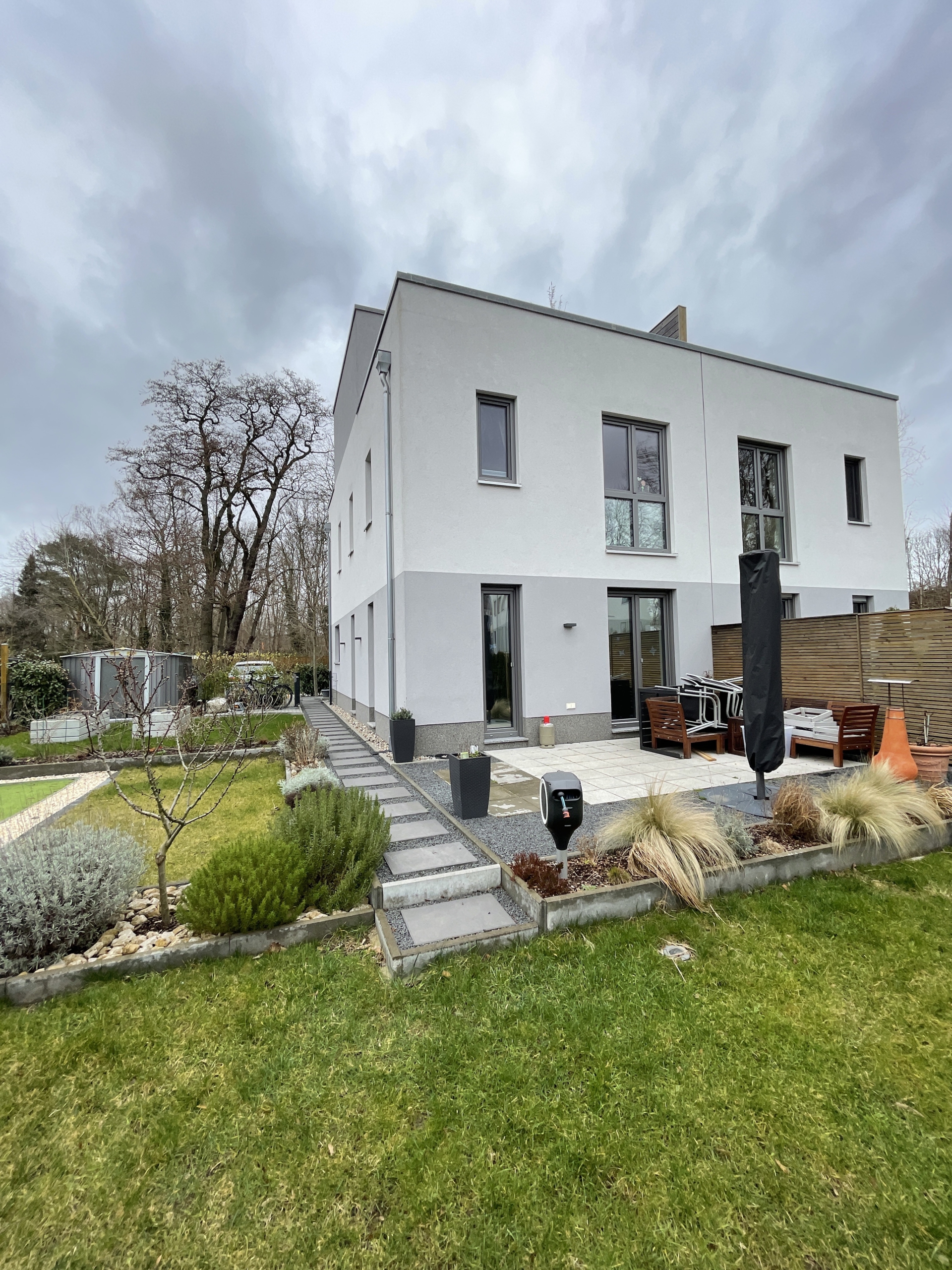 Gartenansicht - *VERKAUFT*5-Zimmer Doppelhaushälfte mit 2-PKW Stellplätzen und idyllischem Garten