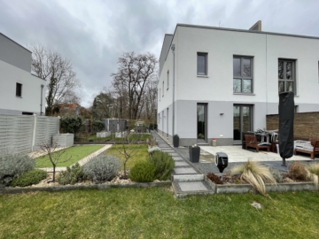 *VERKAUFT*5-Zimmer Doppelhaushälfte mit 2-PKW Stellplätzen und idyllischem Garten, 12524 Berlin, Doppelhaushälfte