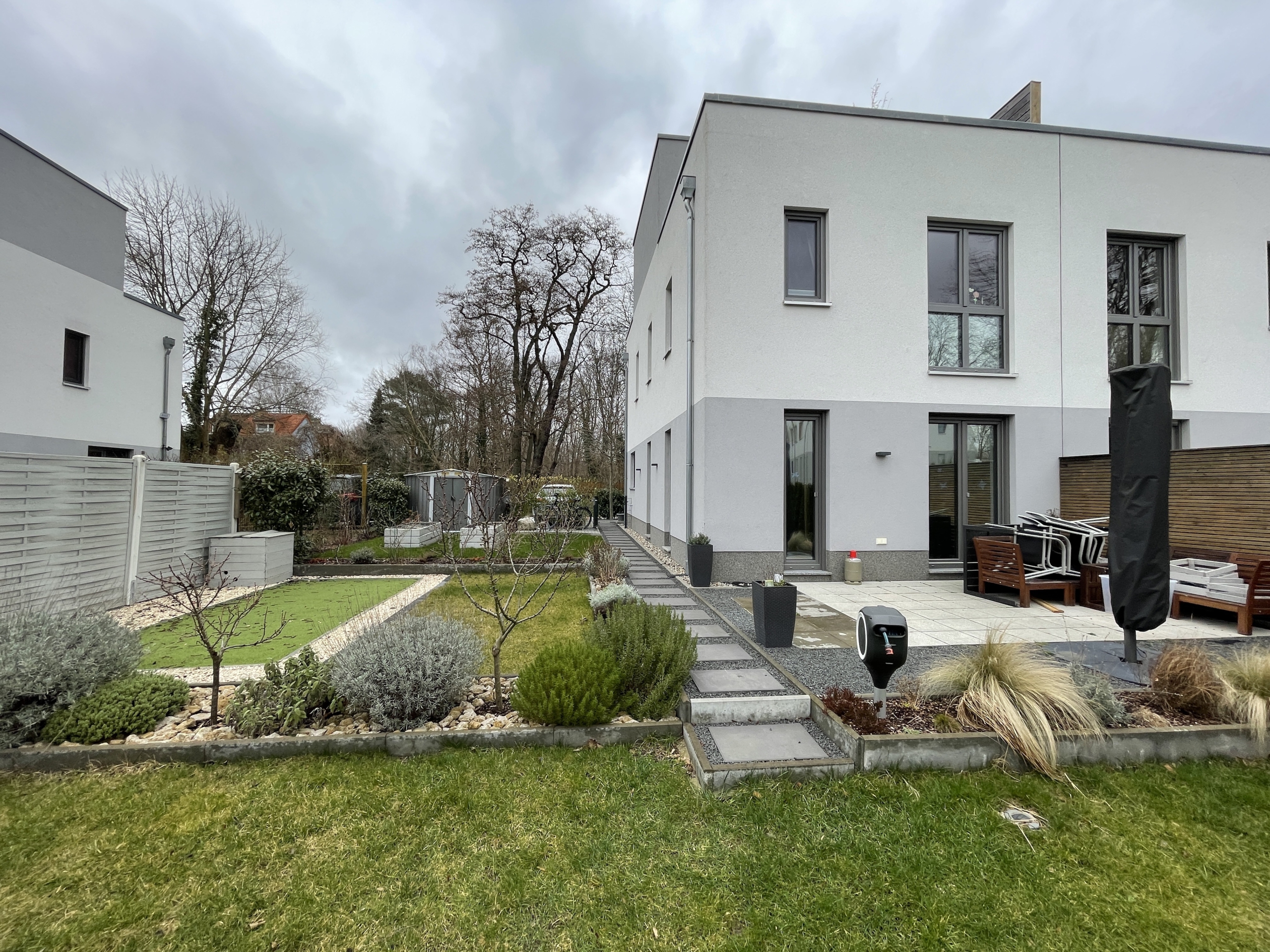 Hausansicht - *VERKAUFT*5-Zimmer Doppelhaushälfte mit 2-PKW Stellplätzen und idyllischem Garten