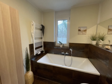 Badewanne - *VERKAUFT*5-Zimmer Doppelhaushälfte mit 2-PKW Stellplätzen und idyllischem Garten