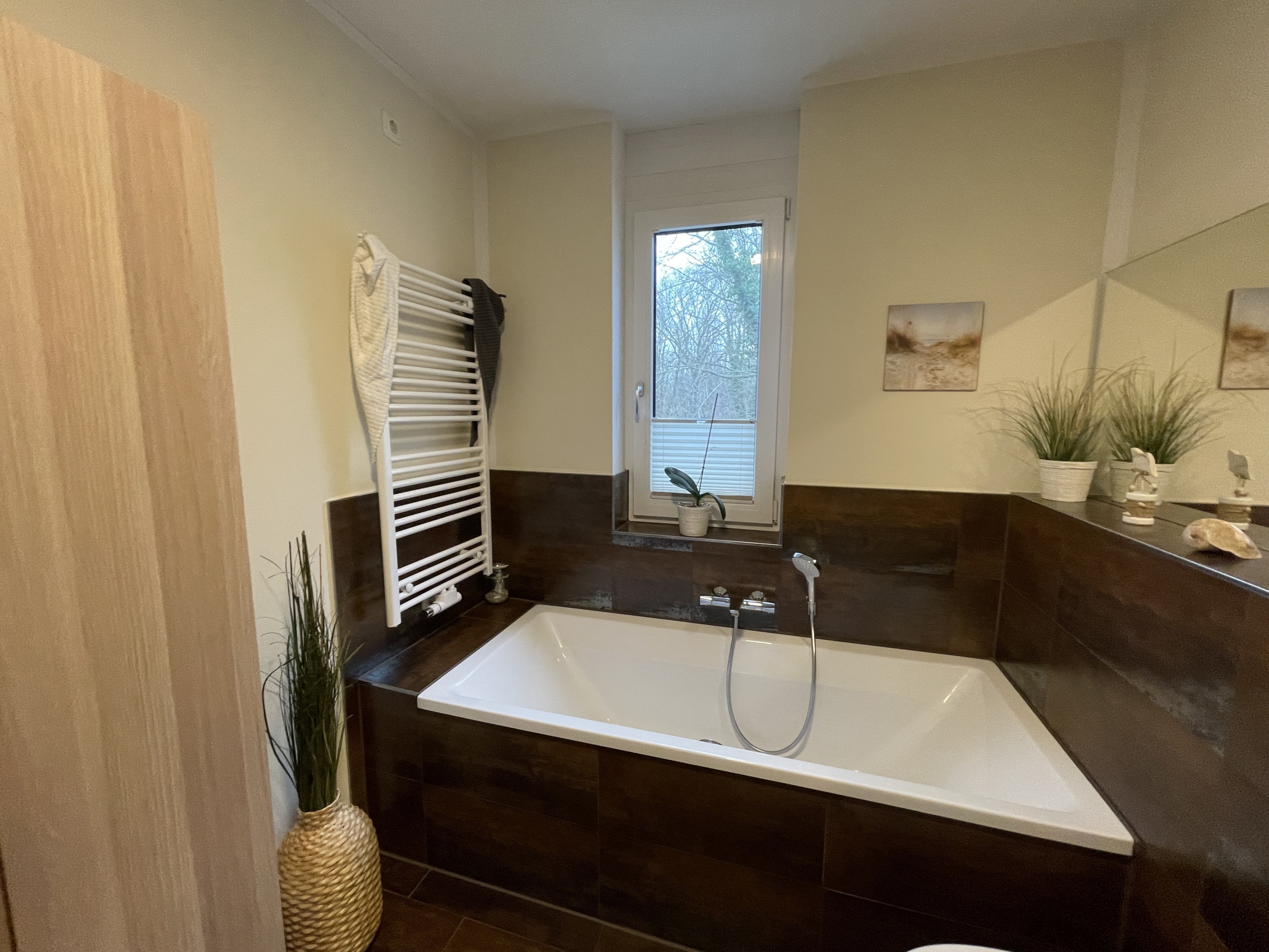 Badewanne - *VERKAUFT*5-Zimmer Doppelhaushälfte mit 2-PKW Stellplätzen und idyllischem Garten