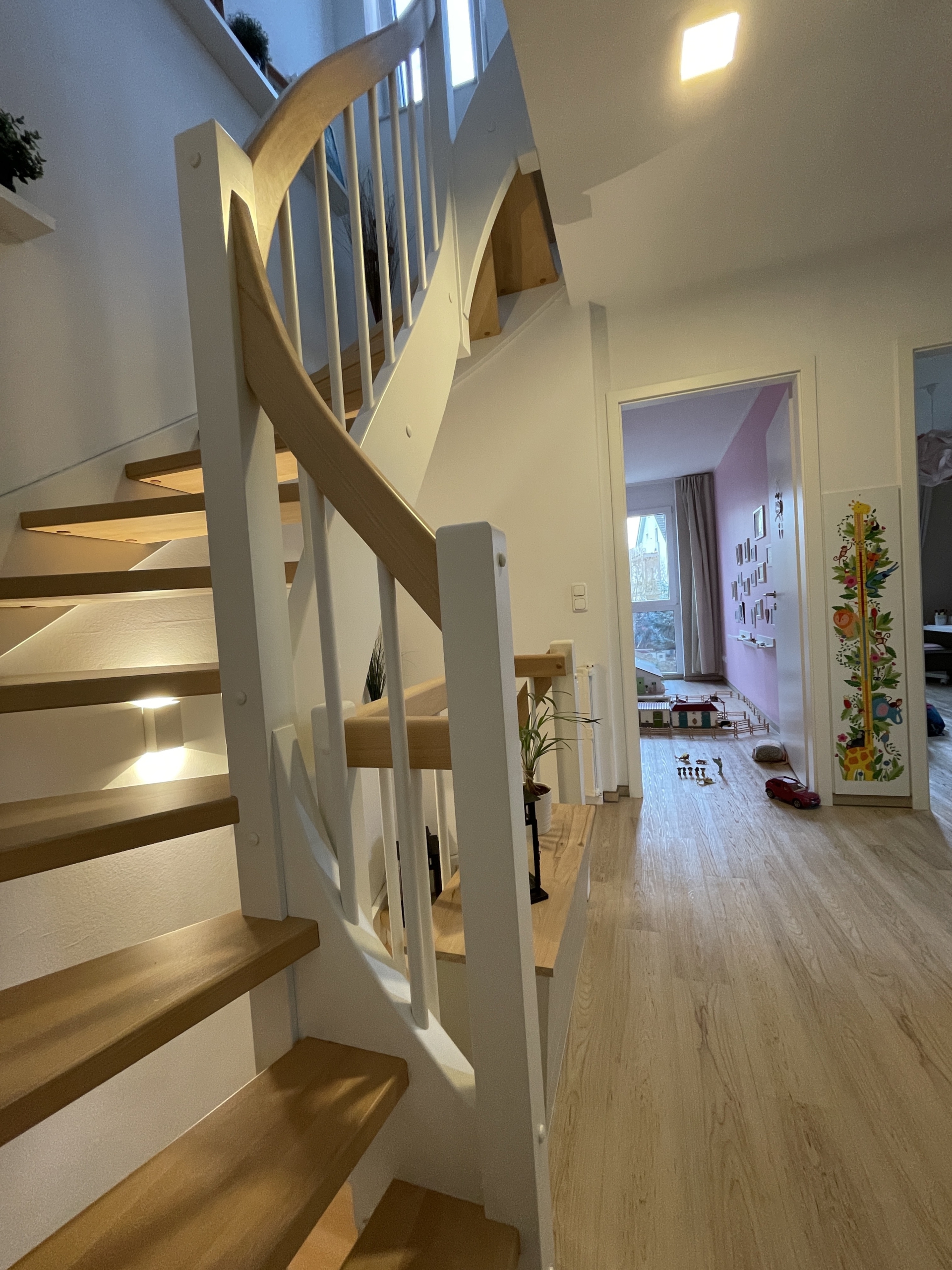 Treppe 1.OG - *VERKAUFT*5-Zimmer Doppelhaushälfte mit 2-PKW Stellplätzen und idyllischem Garten