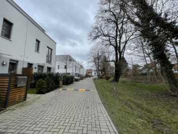 Blick in die Straße - *VERKAUFT*5-Zimmer Doppelhaushälfte mit 2-PKW Stellplätzen und idyllischem Garten