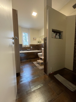 Badezimmer - *VERKAUFT*5-Zimmer Doppelhaushälfte mit 2-PKW Stellplätzen und idyllischem Garten