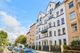 **verkauft**Erstbezug nach Sanierung - 3 Zimmer mit Einbauküche, Balkon und höchster Ausstattung - Blick in die Straße