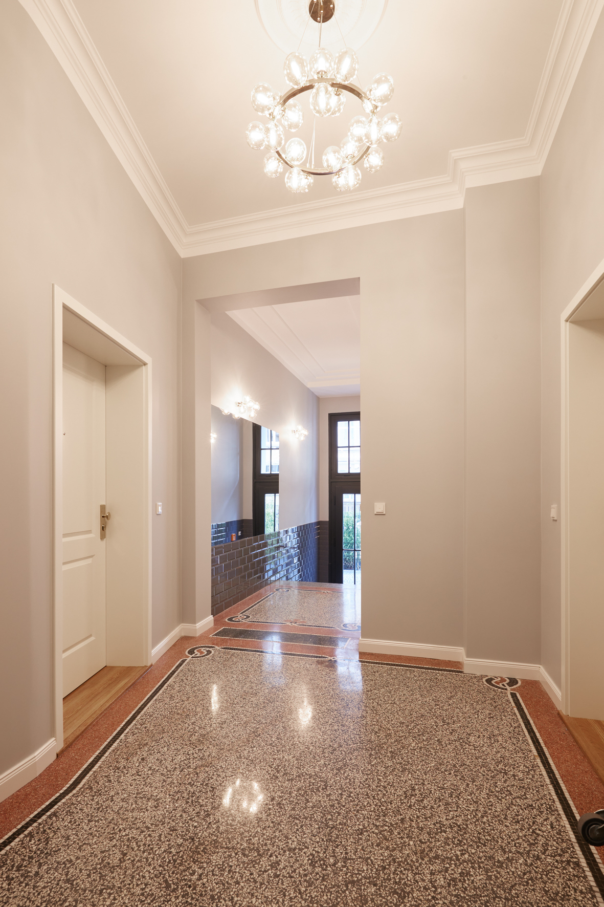 Treppenhaus EG Bereich - **verkauft**Erstbezug nach Sanierung – 3 Zimmer mit Einbauküche, Balkon und höchster Ausstattung