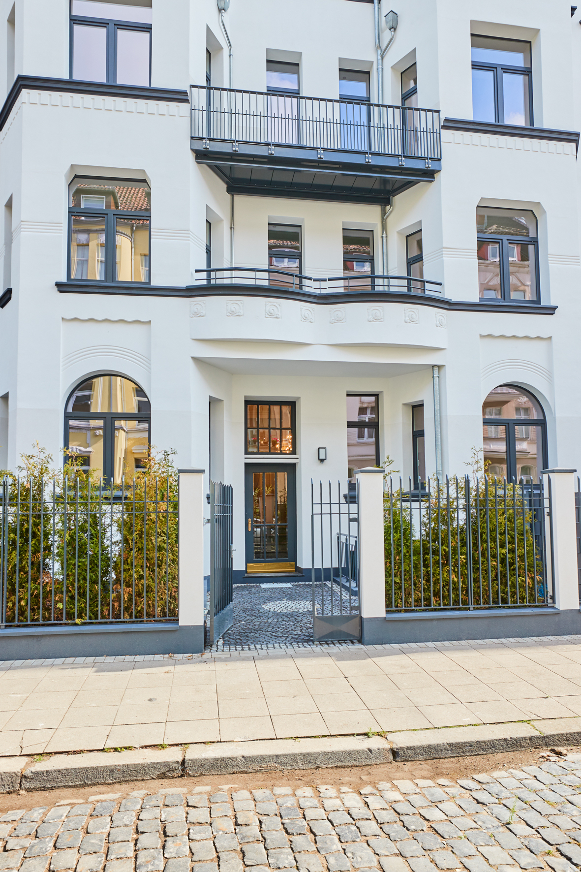 Hauszugang - **verkauft**Erstbezug nach Sanierung – 3 Zimmer mit Einbauküche, Balkon und höchster Ausstattung