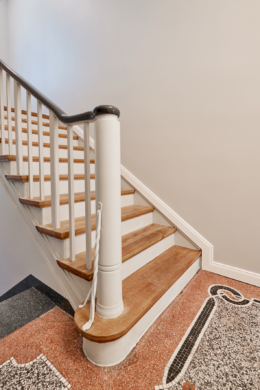 Treppenhaus Detail Treppe - **verkauft**Erstbezug nach Sanierung – 3 Zimmer mit Einbauküche, Balkon und höchster Ausstattung