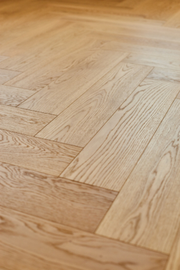 Eiche-Echtholzparkett - **verkauft**Erstbezug nach Sanierung – 3 Zimmer mit Einbauküche, Balkon und höchster Ausstattung