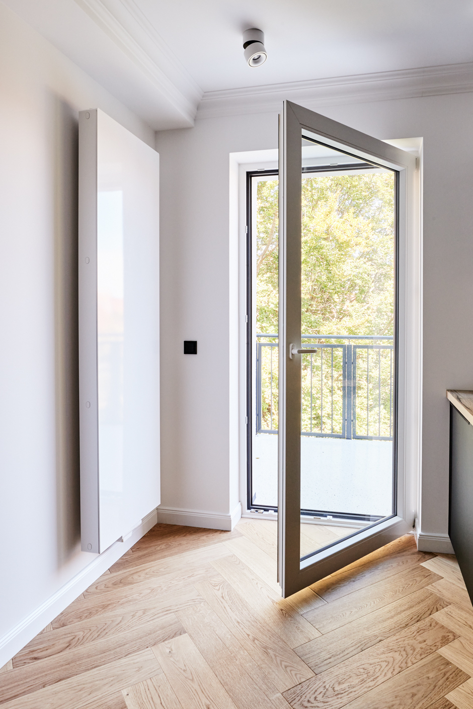 Zugang Balkon - **verkauft**Erstbezug nach Sanierung – 3 Zimmer mit Einbauküche, Balkon und höchster Ausstattung