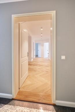 Zugang zur Wohnung - **verkauft**Erstbezug nach Sanierung – 3 Zimmer mit Einbauküche, Balkon und höchster Ausstattung