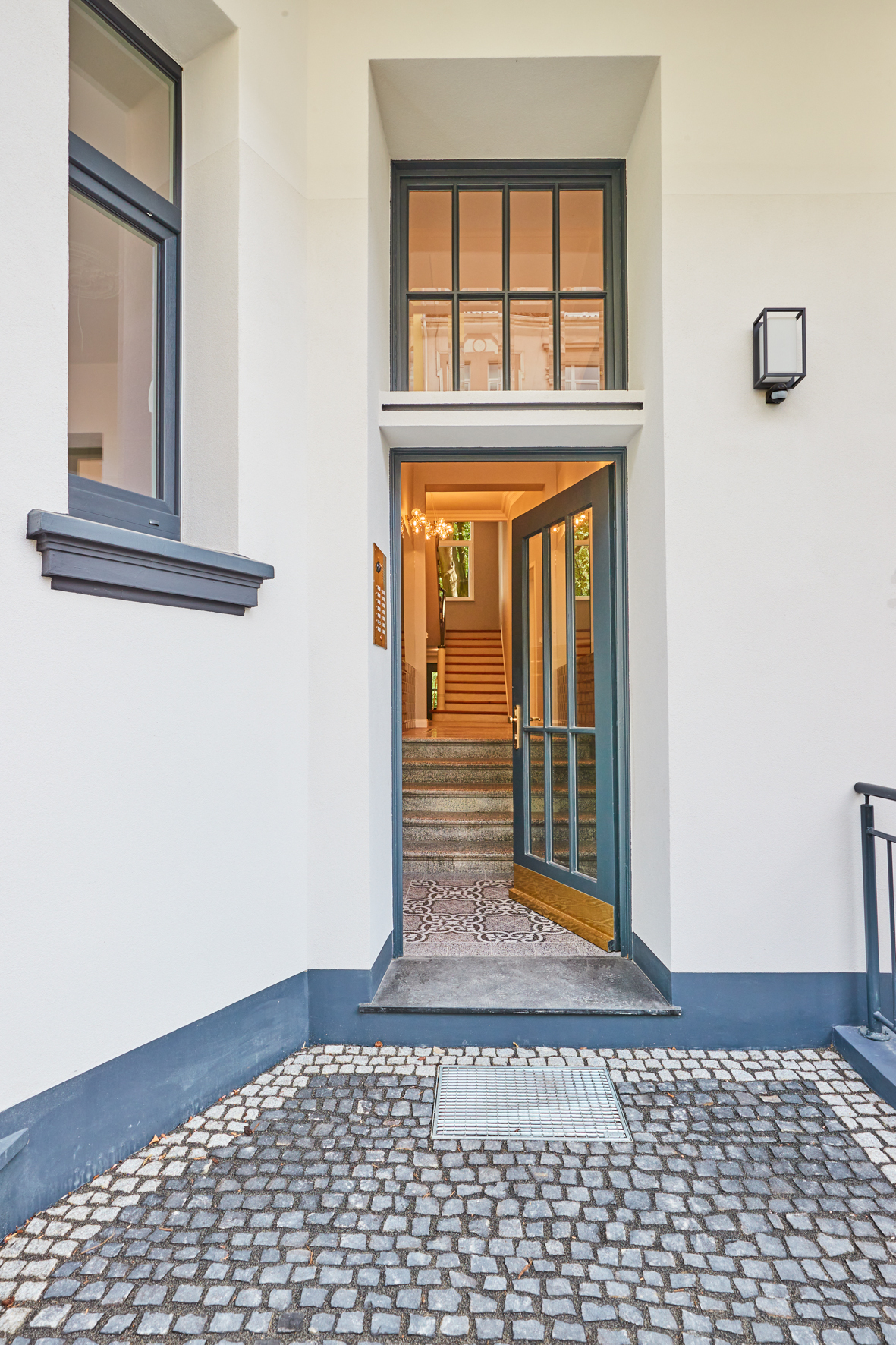 Zugang zum Haus - **verkauft**Erstbezug nach Sanierung – 3 Zimmer mit Einbauküche, Balkon und höchster Ausstattung