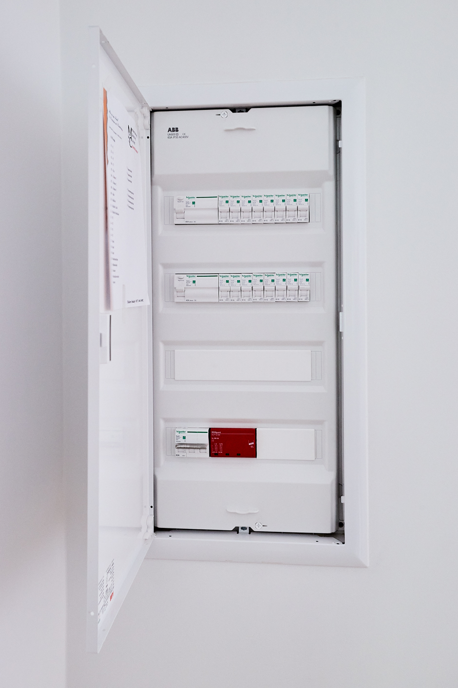 Detail-Neue Elektrik - **verkauft**Erstbezug nach Sanierung – 3 Zimmer mit Einbauküche, Balkon und höchster Ausstattung