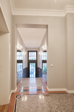 Treppenhaus Blick zum Ausgang - **verkauft**Erstbezug nach Sanierung – 3 Zimmer mit Einbauküche, Balkon und höchster Ausstattung