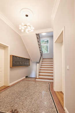 Treppenhaus Briefkastenanlage - **verkauft**Erstbezug nach Sanierung – 3 Zimmer mit Einbauküche, Balkon und höchster Ausstattung