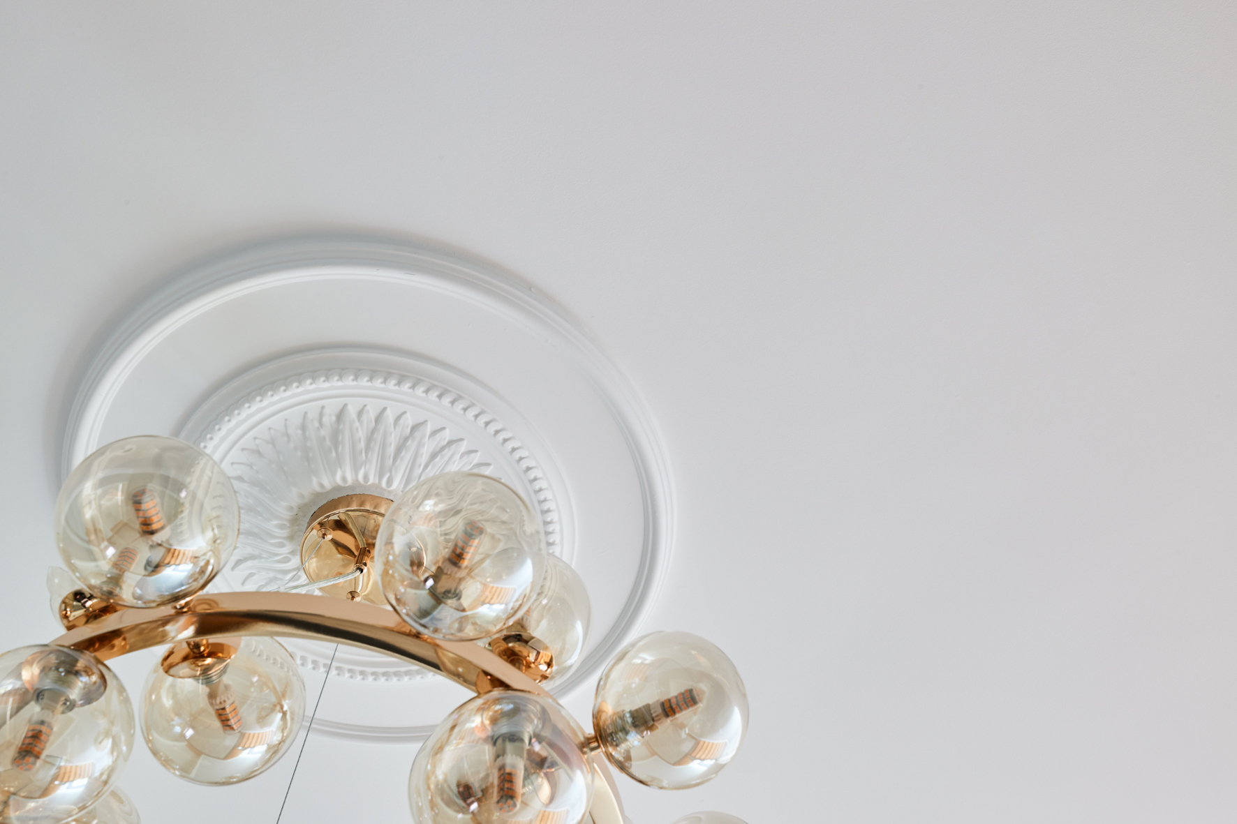 Treppenhaus Detail Lampen - **verkauft**Erstbezug nach Sanierung – 3 Zimmer mit Einbauküche, Balkon und höchster Ausstattung