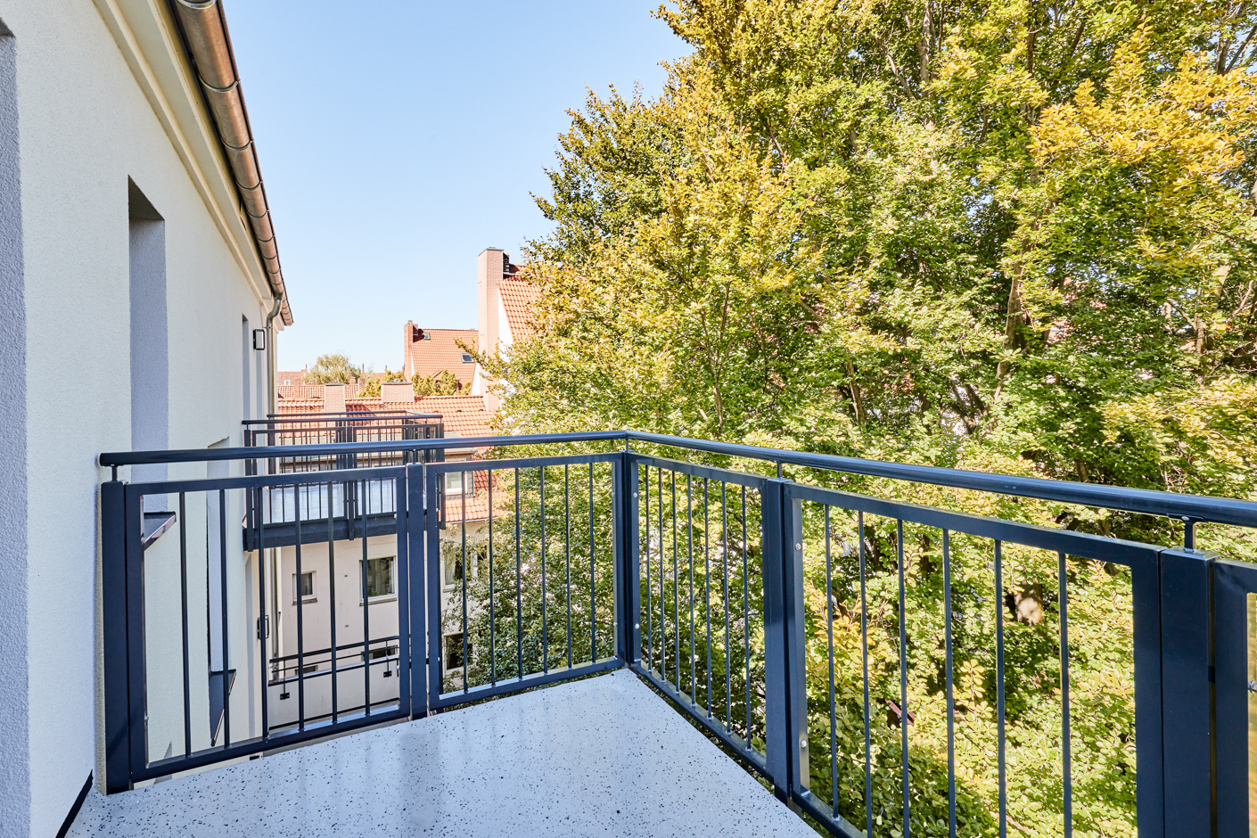Balkon Blick_ - **verkauft**Erstbezug nach Sanierung – 3 Zimmer mit Einbauküche, Balkon und höchster Ausstattung