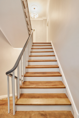 Treppenhaus - **verkauft**Erstbezug nach Sanierung – 3 Zimmer mit Einbauküche, Balkon und höchster Ausstattung