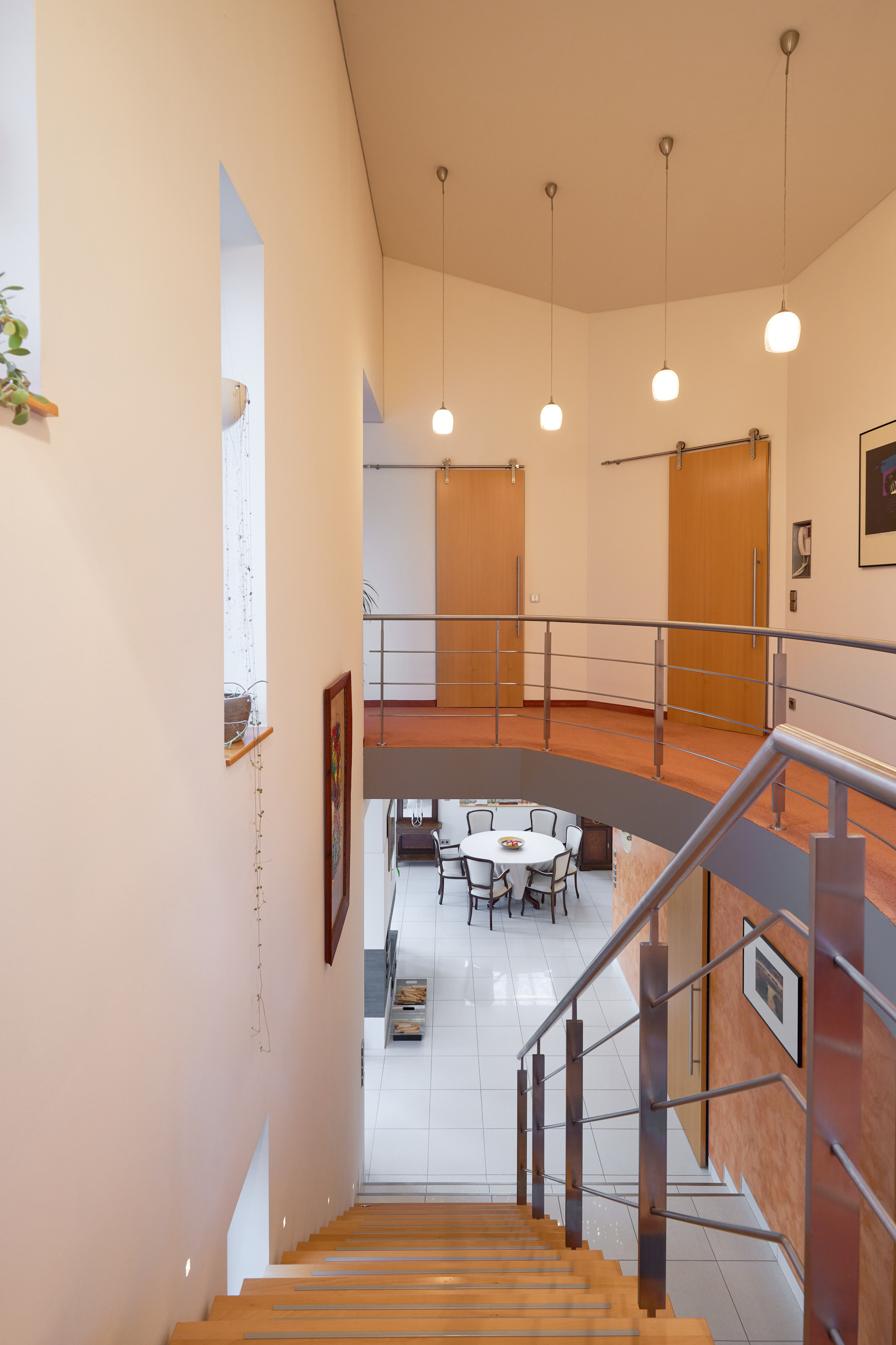 Treppe mit Blick nach unten - *Reserviert* Architektur trifft auf höchsten Komfort mit Saunahaus und Whirlpool