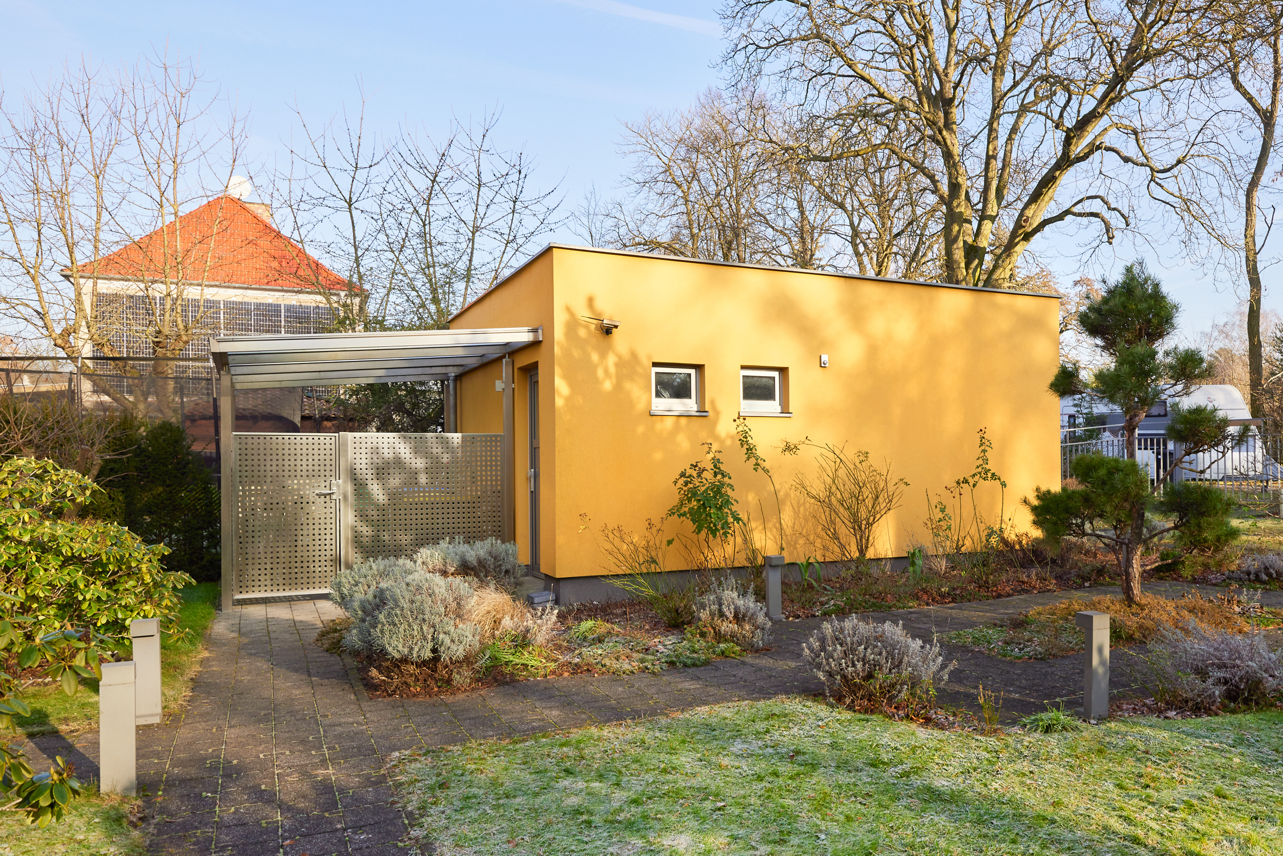 Garage mit überdachtem Müllplatz - *Reserviert* Architektur trifft auf höchsten Komfort mit Saunahaus und Whirlpool