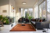 Architektur trifft auf höchsten Komfort mit Saunahaus und Whirlpool - Wohnbereich mit Terrasse