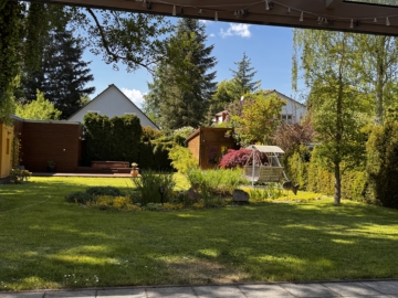 Gartenansich von der Terrasse - *Reserviert* Architektur trifft auf höchsten Komfort mit Saunahaus und Whirlpool