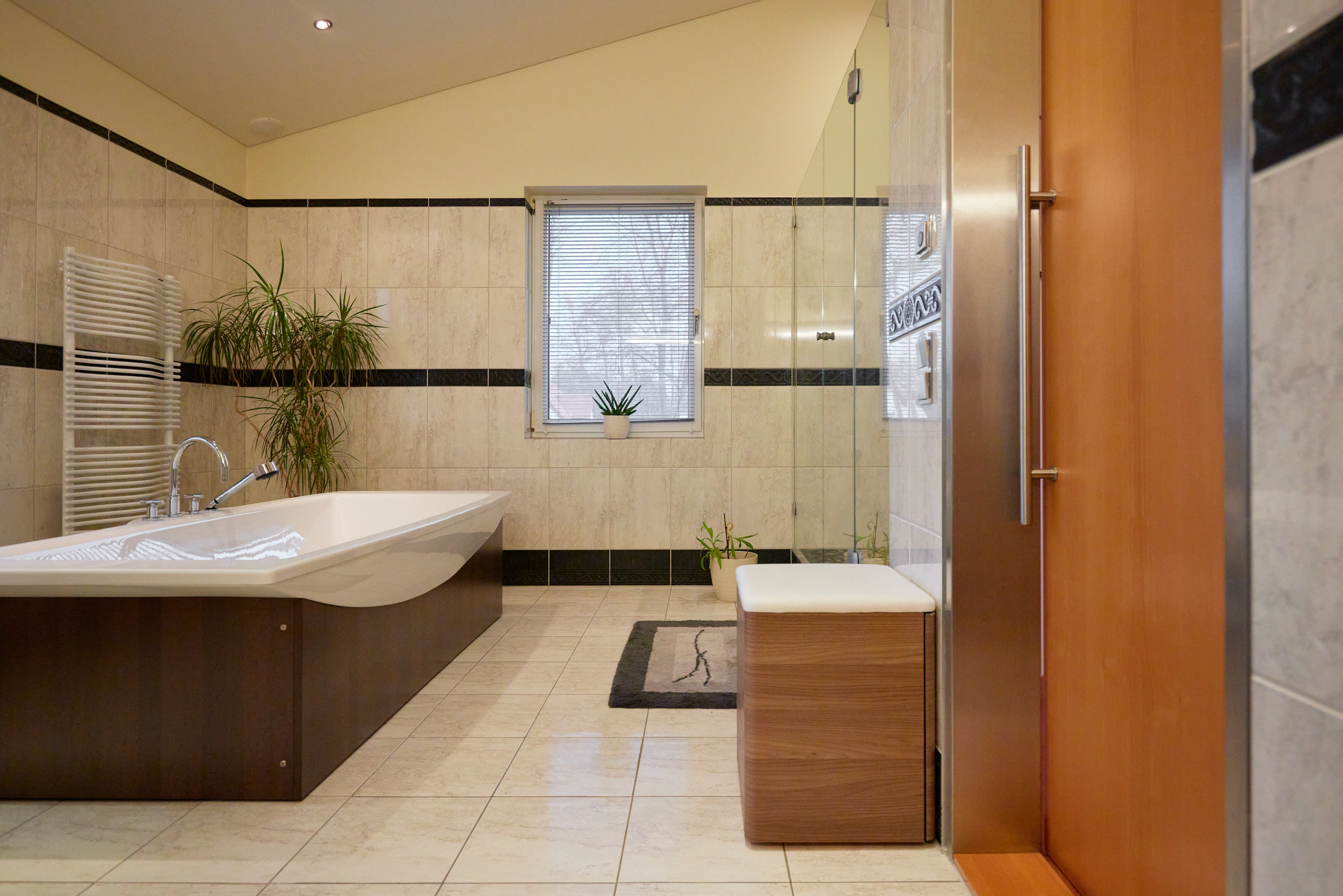 Badezimmer Obergeschoss_ - *Reserviert* Architektur trifft auf höchsten Komfort mit Saunahaus und Whirlpool