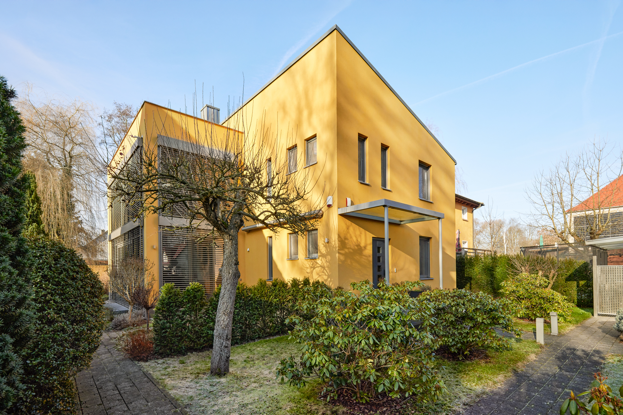 Architektenhaus seitlicher Blick - *Reserviert* Architektur trifft auf höchsten Komfort mit Saunahaus und Whirlpool