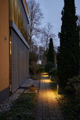 Seitenflügel am Abend - *Reserviert* Architektur trifft auf höchsten Komfort mit Saunahaus und Whirlpool