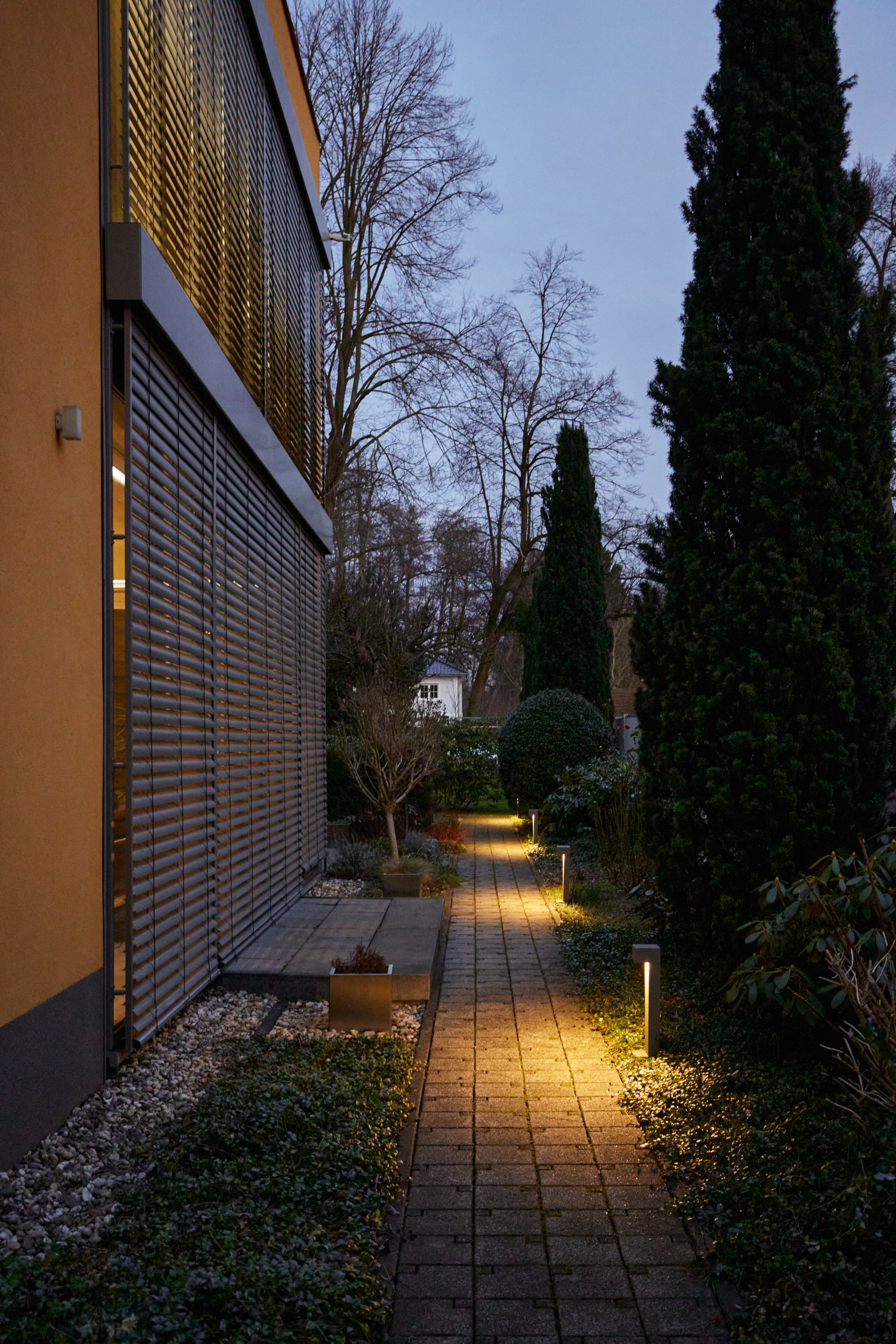 Seitenflügel am Abend - *Reserviert* Architektur trifft auf höchsten Komfort mit Saunahaus und Whirlpool