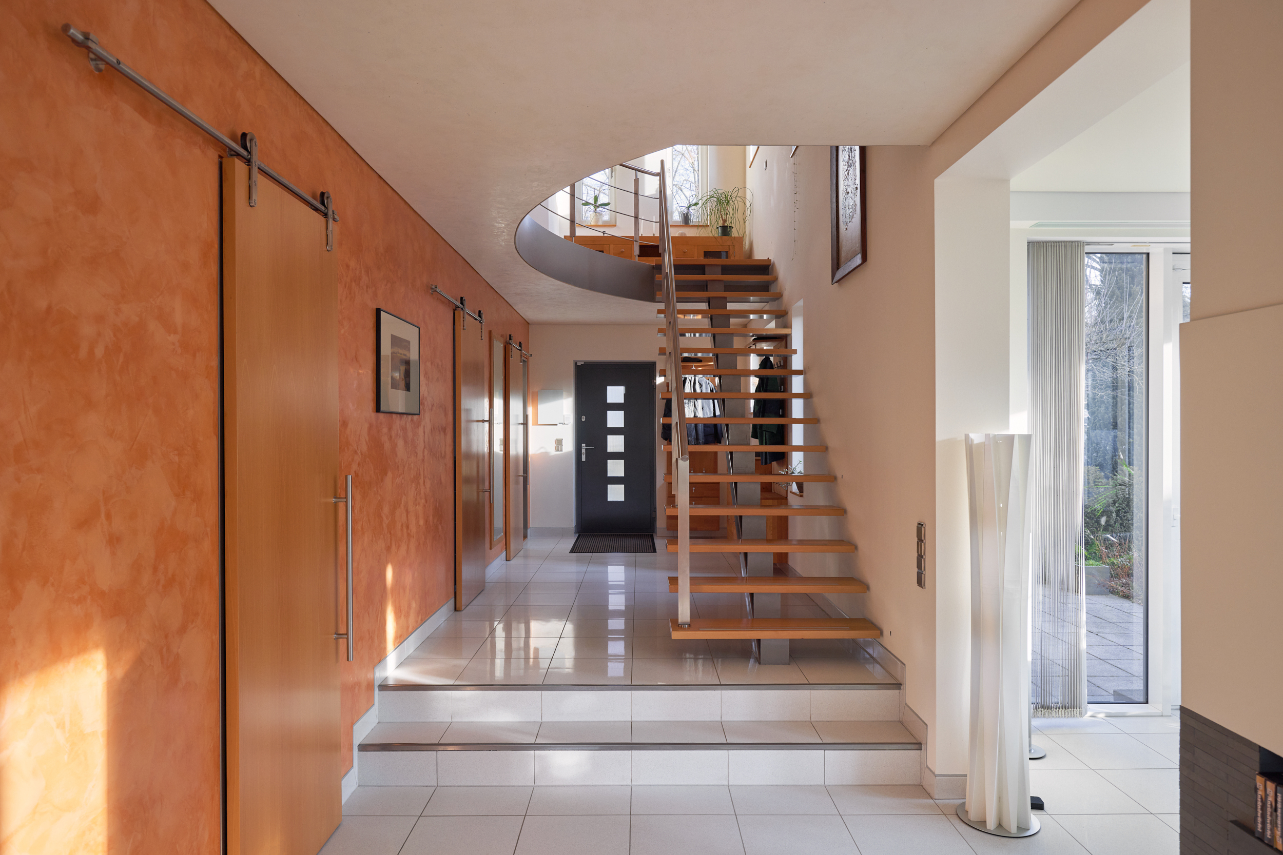 Blick zur Eingangstür - *Reserviert* Architektur trifft auf höchsten Komfort mit Saunahaus und Whirlpool