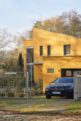 Architektenhaus-Frontansicht - *Reserviert* Architektur trifft auf höchsten Komfort mit Saunahaus und Whirlpool