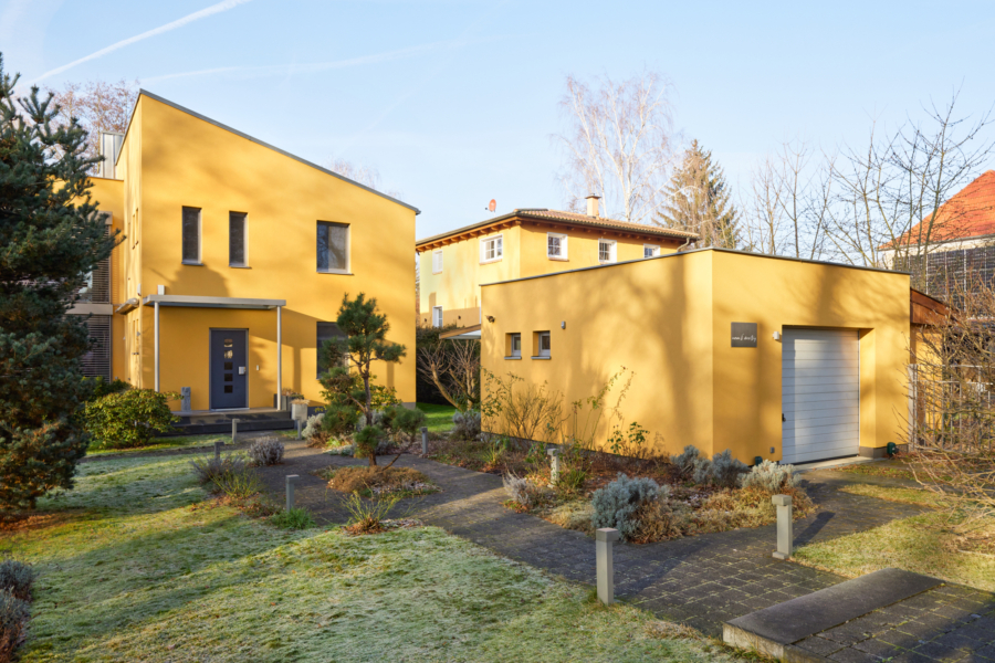Haus und Garage - *Reserviert* Architektur trifft auf höchsten Komfort mit Saunahaus und Whirlpool