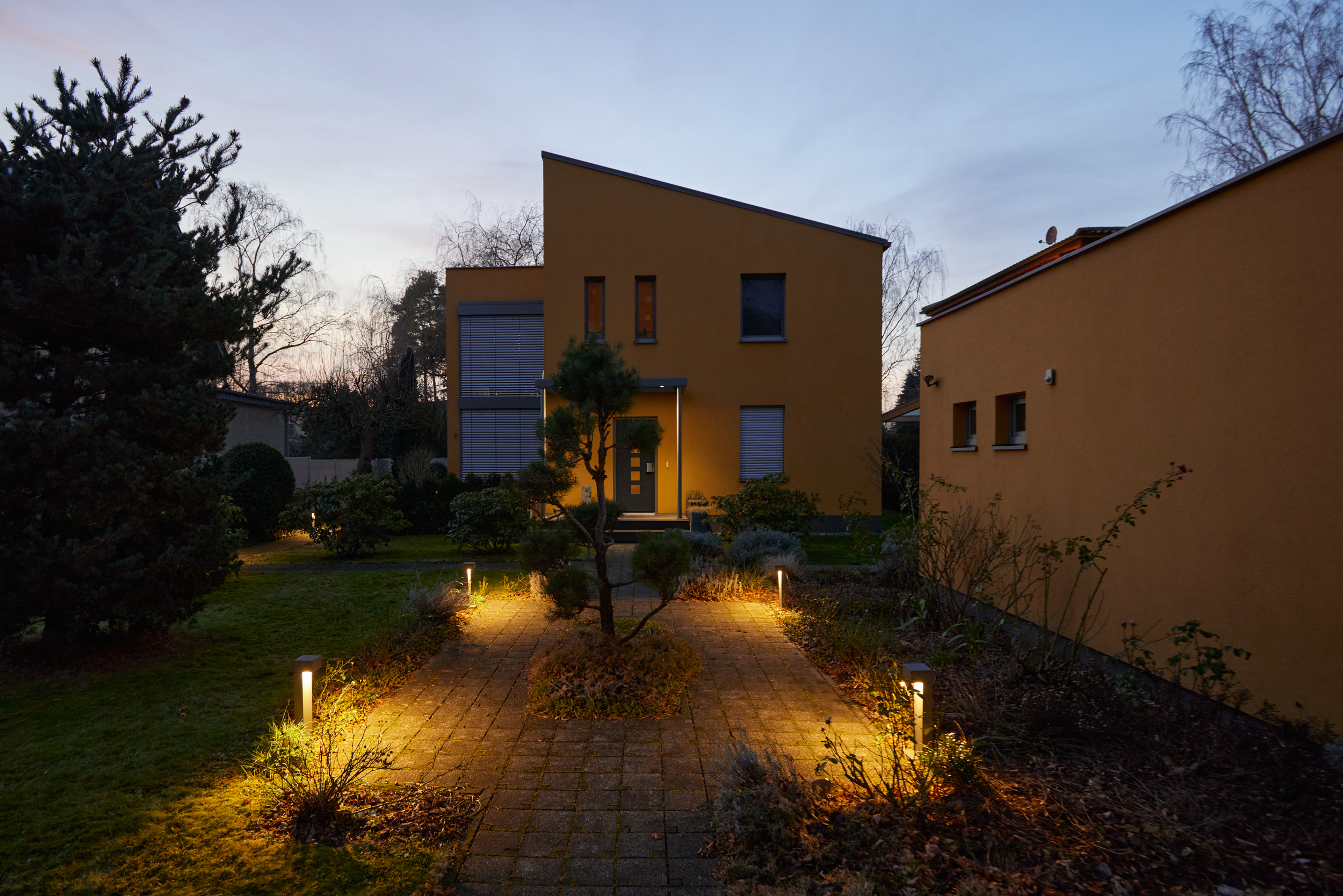 Aufnahme am Abend - *Reserviert* Architektur trifft auf höchsten Komfort mit Saunahaus und Whirlpool