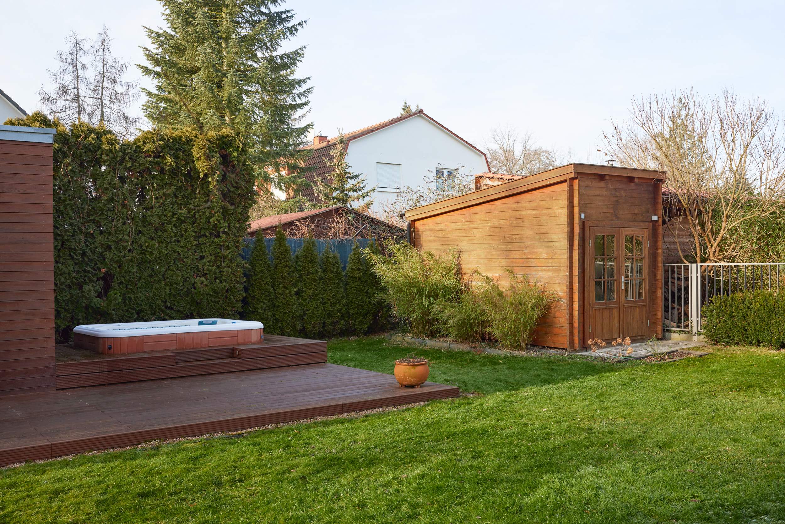 Blick zum Gartenhäuschen - *Reserviert* Architektur trifft auf höchsten Komfort mit Saunahaus und Whirlpool