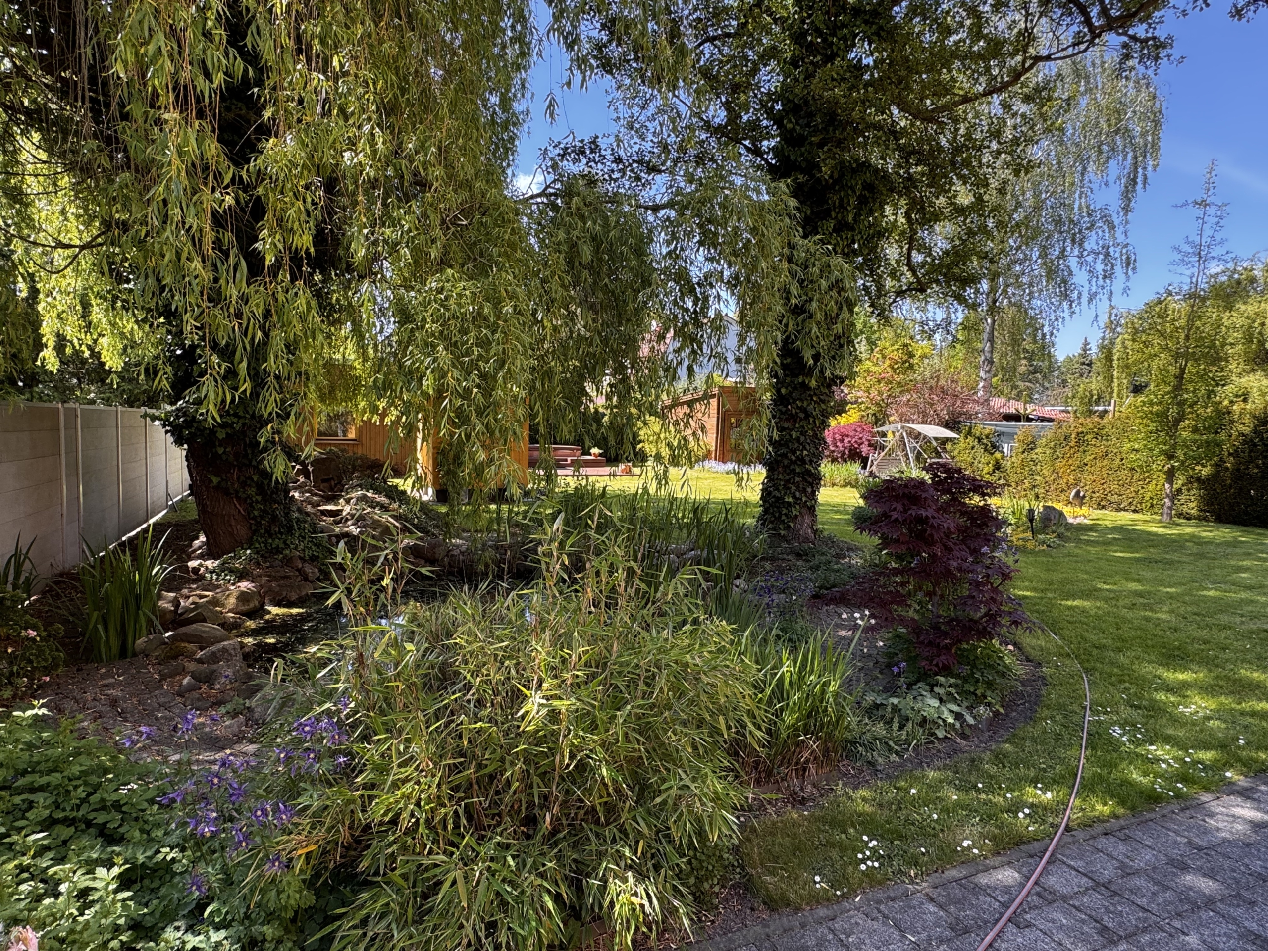 Gartenansicht - *Reserviert* Architektur trifft auf höchsten Komfort mit Saunahaus und Whirlpool