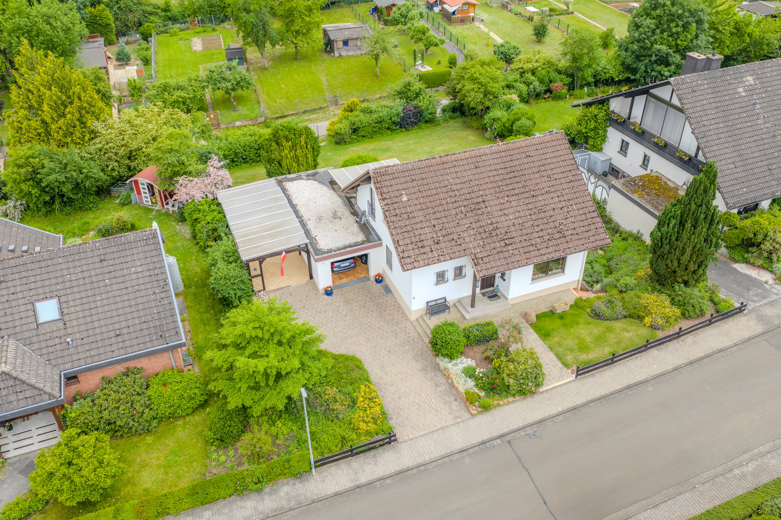 Blick Straßenseitig - *Reserviert* Haus mit traumhaftem Grundstück und vielseitigen Nutzungsmöglichkeiten