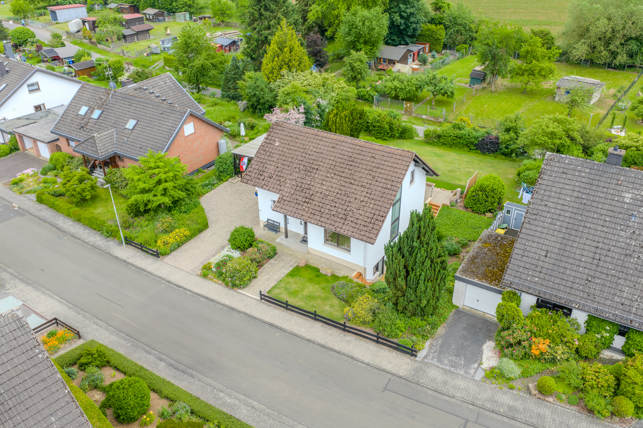 Seitlicher Blick Straßenseitig - *Reserviert* Haus mit traumhaftem Grundstück und vielseitigen Nutzungsmöglichkeiten