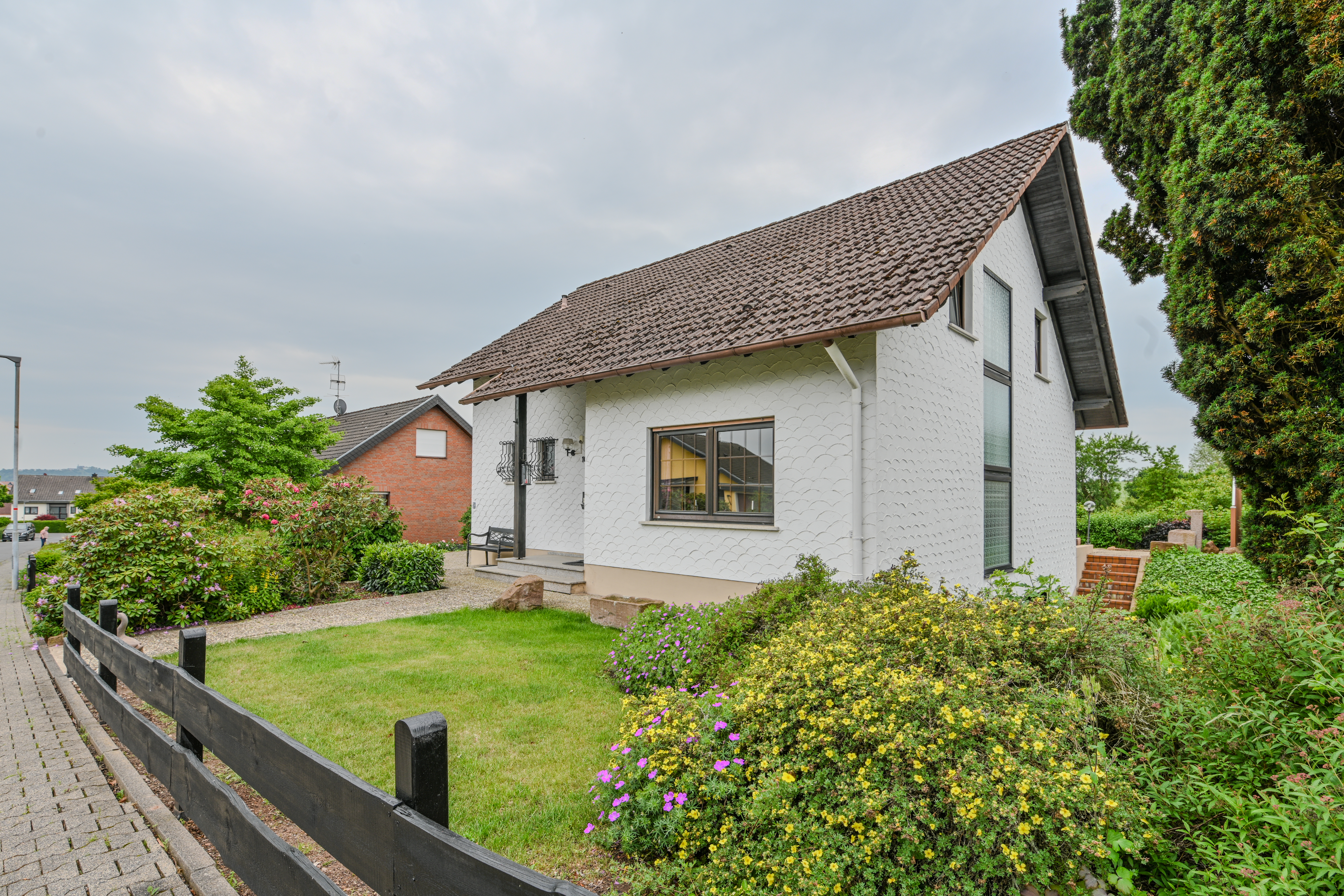 Seitliche Ansicht - *Reserviert* Haus mit traumhaftem Grundstück und vielseitigen Nutzungsmöglichkeiten