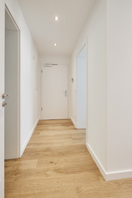 Flur mit Blick zur Tür - **Verkauft** 2-Zimmerwohnung mit Balkon und Einbauküche in Bestlage Hannover – KFW Neubaustandard