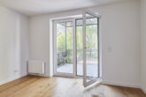Erstklassige 2-Zimmerwohnung mit Balkon und Einbauküche in Bestlage Hannover - KFW Neubaustandard - Wohnzimmer_Blick zum Balkon