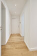Erstklassige 2-Zimmerwohnung mit Balkon und Einbauküche in Bestlage Hannover - KFW Neubaustandard - Flur mit Blick zur Tür