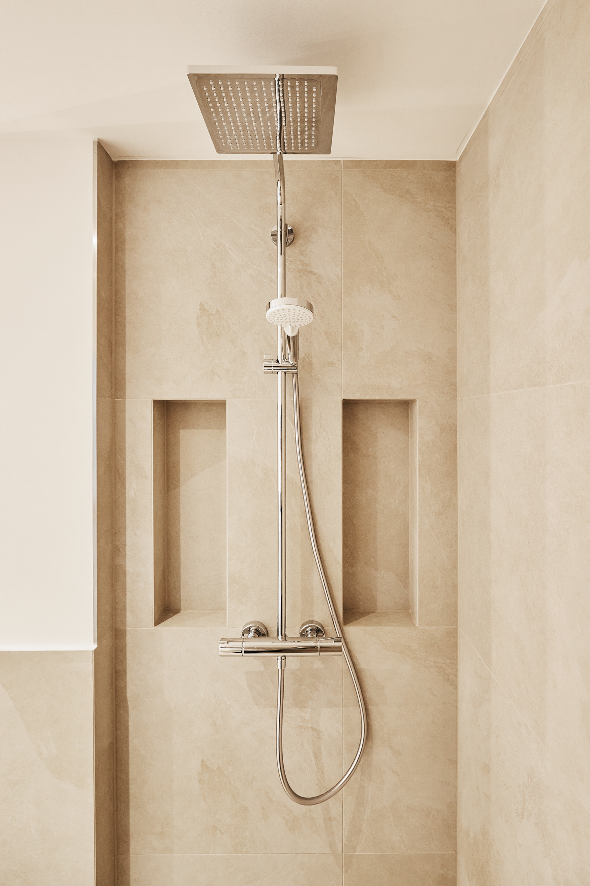 Badezimmer_Rainshower - **Verkauft** 2-Zimmerwohnung mit Balkon und Einbauküche in Bestlage Hannover – KFW Neubaustandard