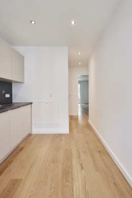 Einbauküche mit Blick zum Flur - **Verkauft** 2-Zimmerwohnung mit Balkon und Einbauküche in Bestlage Hannover – KFW Neubaustandard