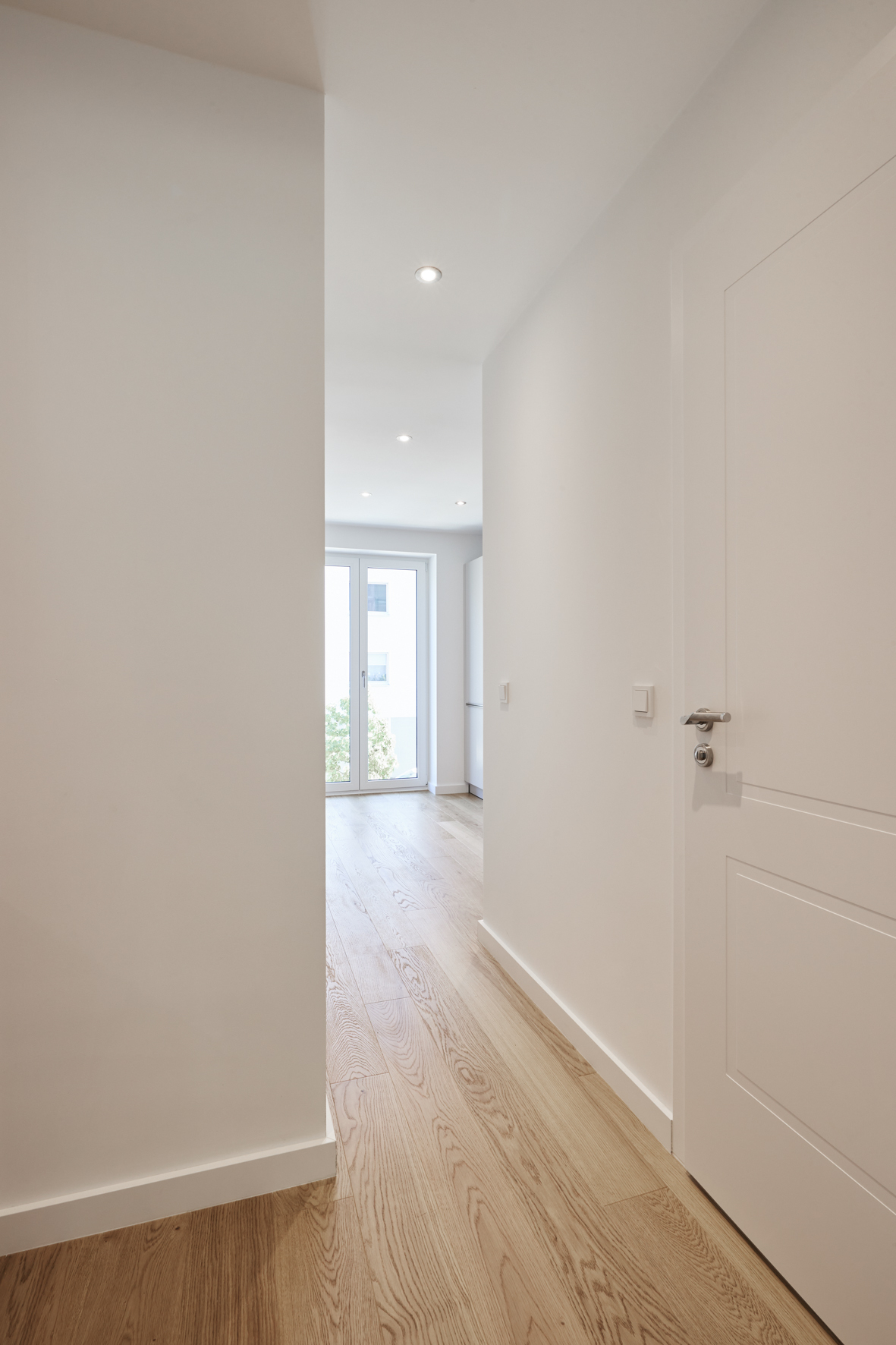 Flur mit Blick zur Küche - **Verkauft** 2-Zimmerwohnung mit Balkon und Einbauküche in Bestlage Hannover – KFW Neubaustandard