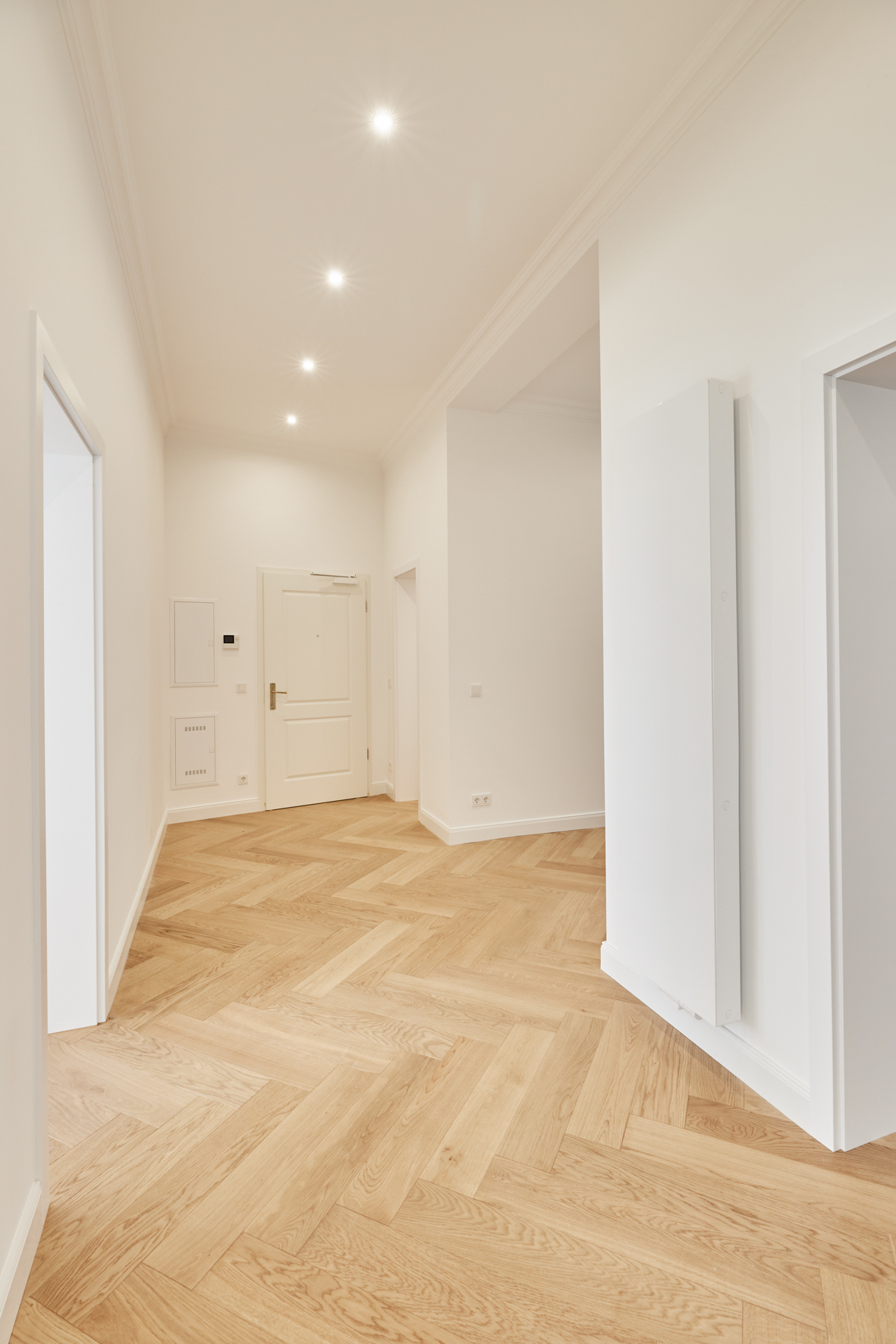 Flur-Blick zur Tür - **Verkauft**Traumhafte 3-Zimmer Altbauwohnung mit zwei Balkonen und Gartenanteil in der List